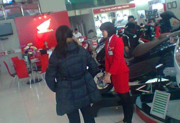 Để yên tâm hơn, nhiều người đi "xem thầy" trước khi đi mua xe ngày càng nhiều. Để yên tâm hơn, nhiều người đi "xem thầy" trước khi đi mua xe ngày càng nhiều.