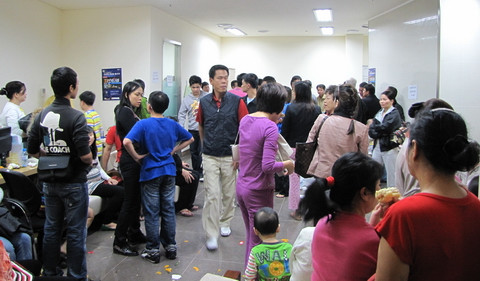 Hàng trăm hộ dân lấy tầng 1 làm nơi sinh hoạt, bởi họ không thể về nhà Hàng trăm hộ dân lấy tầng 1 làm nơi sinh hoạt, bởi họ không thể về nhà