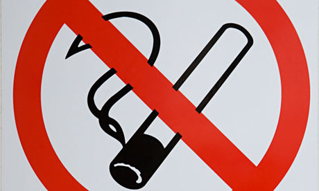 Hút thuốc lá là một trong những lỗi bị phạt nặng. Ảnh: Internet