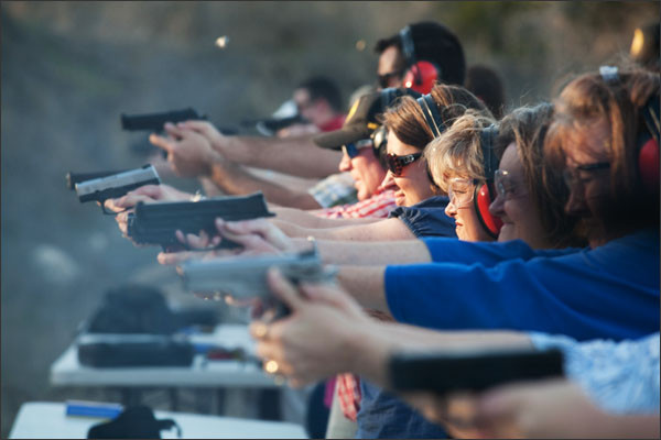 Các giáo viên trường Clifton - Texas tập bắn. Ảnh Edweek