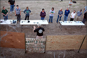 Thầy Price hướng dẫn các giáo viên sử dụng súng. Ảnh: Edweek