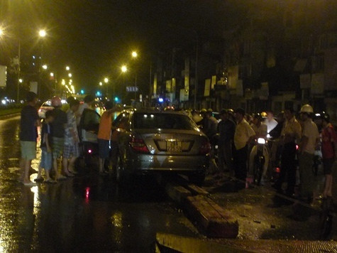 Rất nhiều người dân hiếu kỳ đứng xem Rất nhiều người dân hiếu kỳ đứng xem