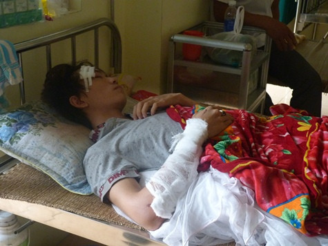 Nạn nhân Nguyễn Văn Tiến đang điều trị tại bệnh viện Nạn nhân Nguyễn Văn Tiến đang điều trị tại bệnh viện