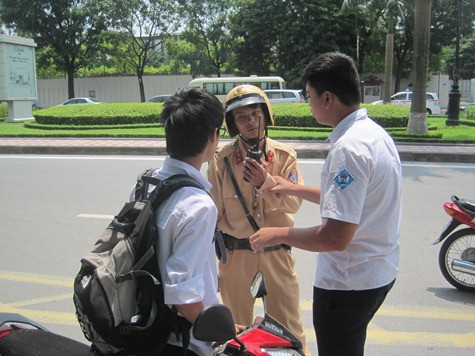 Mặc dù chưa đủ tuổi để điều khiển xe mô tô, nhưng rất nhiều học sinh vẫn ngang nhiên cầm lái. Mặc dù chưa đủ tuổi để điều khiển xe mô tô, nhưng rất nhiều học sinh vẫn ngang nhiên cầm lái.
