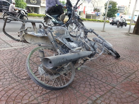Chiếc xe cháy trơ còn khung sắt Chiếc xe cháy trơ còn khung sắt