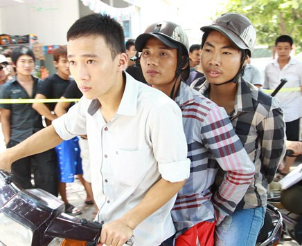 Hai đối tượng Võ và Hậu được đưa về Công an phường Hoàng Liệt Hai đối tượng Võ và Hậu được đưa về Công an phường Hoàng Liệt