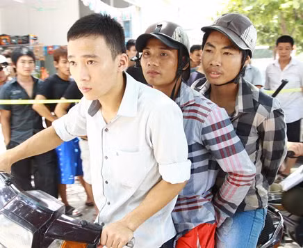 Hai đối tượng Võ và Hậu được đưa về Công an phường Hoàng Liệt