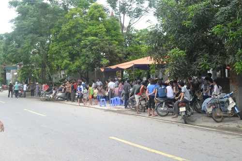 Rất nhiều người dân đã đến để chia sẽ nỗi buồn cùng với nhà nạn nhân Phạm Ngọc Ánh Rất nhiều người dân đã đến để chia sẽ nỗi buồn cùng với nhà nạn nhân Phạm Ngọc Ánh