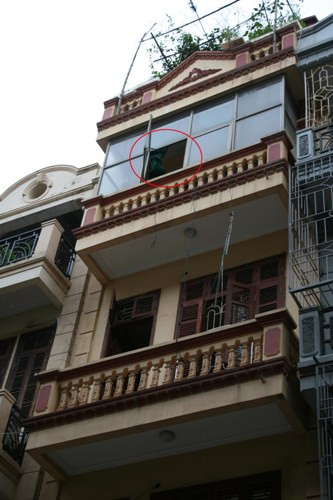 Ngôi nhà mà nam thanh niên đã rơi từ tầng 4 xuống Ngôi nhà mà nam thanh niên đã rơi từ tầng 4 xuống