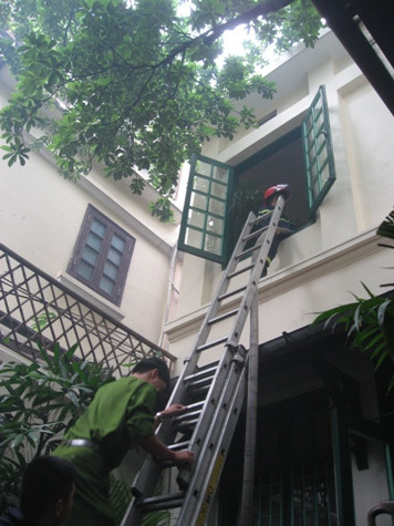 Lực lượng PCCC đã có mặt kịp thời để dập tắt ngọn lửa. Lực lượng PCCC đã có mặt kịp thời để dập tắt ngọn lửa.