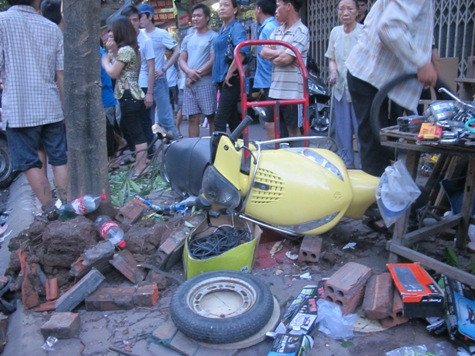 Tại hiện trường vụ tai nạn, chiếc xe máy Piagio màu vàng do một nam thanh niên điều khiển đã biến dạng khi bị chiếc taxi điên đâm vào. Tại hiện trường vụ tai nạn, chiếc xe máy Piagio màu vàng do một nam thanh niên điều khiển đã biến dạng khi bị chiếc taxi điên đâm vào.