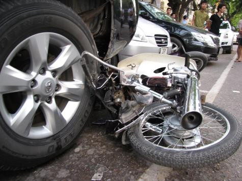 Chiếc xe Dream bị "nuốt" dưới gầm chiếc ô tô Civic Chiếc xe Dream bị "nuốt" dưới gầm chiếc ô tô Civic