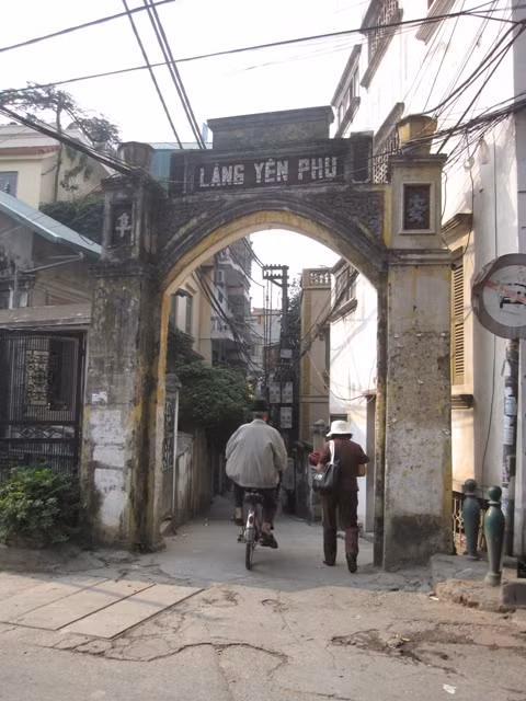 Nằm gần ngay khu vực trung tâm của thủ đô Hà Nội, sát với nhiều khu đô thị mới sầm uất của hồ Tây, nhưng làng Yên Phụ vẫn giữ được những nét đẹp rất bình dị, dân dã của làng quê Việt Nam