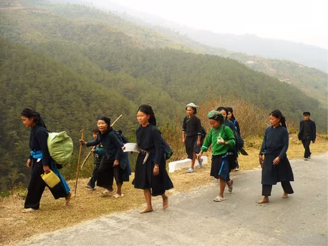 Chợ phiên Xín Mần (Hà Giang) họp chủ nhật hàng tuần nên ngay từ sáng sớm, người dân tộc Mông đã nhộn nhịp đi chợ. Nơi họp chợ nằm giữa thung lũng, nhìn từ trên núi cao xuống chợ cũng có thể cảm nhận được không khí rộn ràng đầy sắc màu và hương vị Chợ phiên Xín Mần (Hà Giang) họp chủ nhật hàng tuần nên ngay từ sáng sớm, người dân tộc Mông đã nhộn nhịp đi chợ. Nơi họp chợ nằm giữa thung lũng, nhìn từ trên núi cao xuống chợ cũng có thể cảm nhận được không khí rộn ràng đầy sắc màu và hương vị