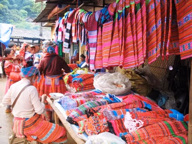 Mặt hàng thổ cẩm tại chợ phiên Mặt hàng thổ cẩm tại chợ phiên