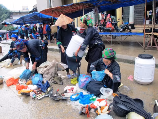 Gần trưa, cũng là khi mọi người thu dọn hàng... Gần trưa, cũng là khi mọi người thu dọn hàng...
