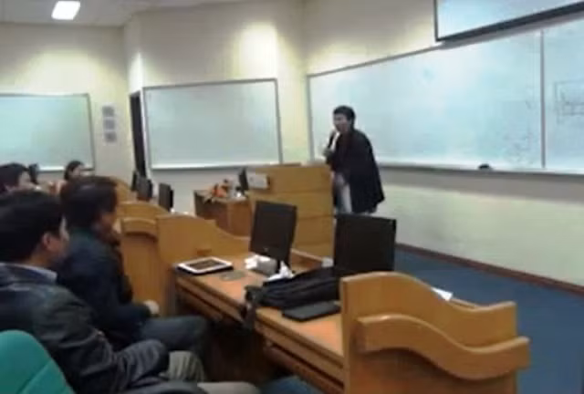 TS. Lê Thẩm Dương trao đổi, trò chuyện trong lớp quản trị thực tế do Viện Quản trị Kinh doanh FSB tổ chức tại hội trường ĐHQG Hà Nội (Ảnh chụp lại từ clip)