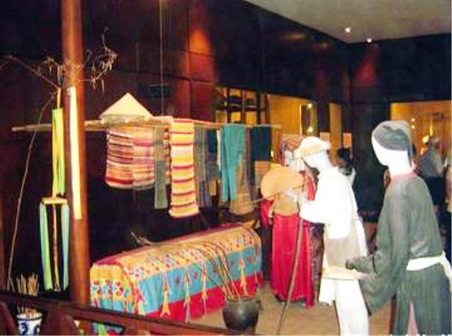 Người Mường ở Hoà Bình với nghi lễ tang ma của họ có đặc điểm chung là những đêm mo. Một lễ tang có thể kéo dài từ một đêm, hai đêm, hoặc mười đêm, mười hai đêm hoặc lâu hơn nữa. Điều này phụ thuộc vào tuổi tác và địa vị xã hội làng, bản của người chết. Người Mường ở Hoà Bình với nghi lễ tang ma của họ có đặc điểm chung là những đêm mo. Một lễ tang có thể kéo dài từ một đêm, hai đêm, hoặc mười đêm, mười hai đêm hoặc lâu hơn nữa. Điều này phụ thuộc vào tuổi tác và địa vị xã hội làng, bản của người chết.