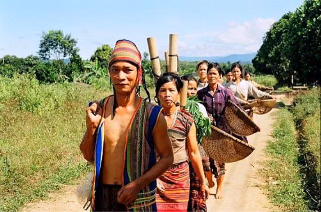 Phong tục của người Brâu, sinh sống trên các dòng sông Sê San và Nậm Khoong (Mê Kông) người chết được đưa ra khỏi nhà, cho vào quan tài độc mộc và quàn tại một căn nhà riêng do dân làng dựng lên. Mọi người đến chia buồn, gõ chiêng cồng, mấy ngày sau mới mai táng. Những ché, gùi, dao, rìu... bỏ lại trong nhà mồ là số của cải gia đình cho người chết.