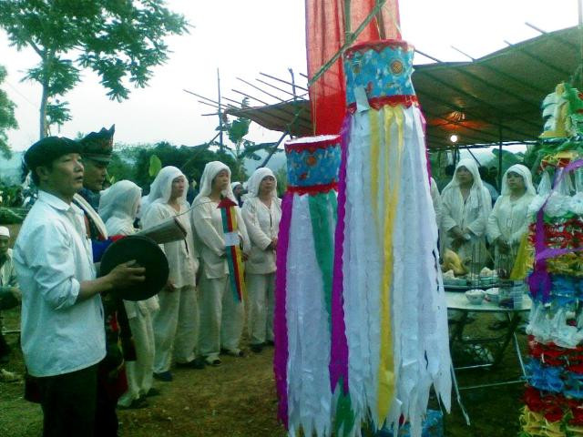 Tục của người Mông vùng Tây Bắc, khi người thân chết, họ thường giữ thi thể trong nhà, nhanh thì một ngày, lâu thì đến cả chục ngày, nửa tháng để cúng tế và tìm ngày đẹp làm ma. Nhiều thi thể khi mang đi chôn đã bắt đầu chảy nước và có dấu hiệu phân hủy... Tục của người Mông vùng Tây Bắc, khi người thân chết, họ thường giữ thi thể trong nhà, nhanh thì một ngày, lâu thì đến cả chục ngày, nửa tháng để cúng tế và tìm ngày đẹp làm ma. Nhiều thi thể khi mang đi chôn đã bắt đầu chảy nước và có dấu hiệu phân hủy...