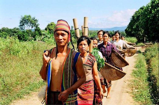 Phong tục của người Brâu, sinh sống trên các dòng sông Sê San và Nậm Khoong (Mê Kông) người chết được đưa ra khỏi nhà, cho vào quan tài độc mộc và quàn tại một căn nhà riêng do dân làng dựng lên. Mọi người đến chia buồn, gõ chiêng cồng, mấy ngày sau mới mai táng. Những ché, gùi, dao, rìu... bỏ lại trong nhà mồ là số của cải gia đình cho người chết. Phong tục của người Brâu, sinh sống trên các dòng sông Sê San và Nậm Khoong (Mê Kông) người chết được đưa ra khỏi nhà, cho vào quan tài độc mộc và quàn tại một căn nhà riêng do dân làng dựng lên. Mọi người đến chia buồn, gõ chiêng cồng, mấy ngày sau mới mai táng. Những ché, gùi, dao, rìu... bỏ lại trong nhà mồ là số của cải gia đình cho người chết.