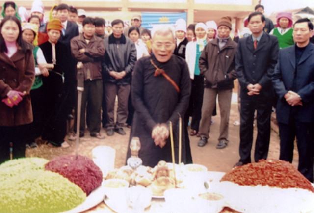 Hoả táng là tục lệ đã có từ ngàn xưa của người Thái Đen. Họ tin rằng khi thi hài được “tắm rửa” bằng lửa, linh hồn sẽ lên được mường trời, tiếp tục “sống” trong một thế giới khác. Hoả táng là tục lệ đã có từ ngàn xưa của người Thái Đen. Họ tin rằng khi thi hài được “tắm rửa” bằng lửa, linh hồn sẽ lên được mường trời, tiếp tục “sống” trong một thế giới khác.