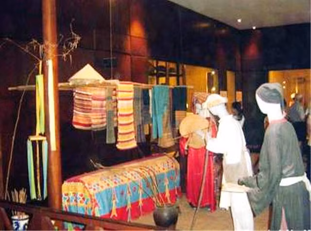 Người Mường ở Hoà Bình với nghi lễ tang ma của họ có đặc điểm chung là những đêm mo. Một lễ tang có thể kéo dài từ một đêm, hai đêm, hoặc mười đêm, mười hai đêm hoặc lâu hơn nữa. Điều này phụ thuộc vào tuổi tác và địa vị xã hội làng, bản của người chết.