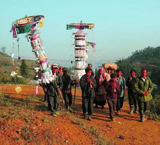 Theo tục lệ người Mông (Hà Giang), đám ma phải tổ chức linh đình, mổ bò mời dân bản đến ăn. Nhà nào có tiền mở tiệc đãi cả bản sẽ được tổ chức đám ma “tươi”, còn không có thì sẽ gia hạn khoảng 3 tháng sau phải mổ bò khao cả bản coi như trả nợ và đó là đám ma “khô”. Trong tiềm thức người Mông, cái chết chưa hẳn là nỗi buồn, không có địa ngục hay thiên đường. Âm phủ chỉ là một “bến chờ” trên con đường họ tìm đường lên trời đi tìm hồn tổ tiên nguồn cội… Theo tục lệ người Mông (Hà Giang), đám ma phải tổ chức linh đình, mổ bò mời dân bản đến ăn. Nhà nào có tiền mở tiệc đãi cả bản sẽ được tổ chức đám ma “tươi”, còn không có thì sẽ gia hạn khoảng 3 tháng sau phải mổ bò khao cả bản coi như trả nợ và đó là đám ma “khô”. Trong tiềm thức người Mông, cái chết chưa hẳn là nỗi buồn, không có địa ngục hay thiên đường. Âm phủ chỉ là một “bến chờ” trên con đường họ tìm đường lên trời đi tìm hồn tổ tiên nguồn cội…