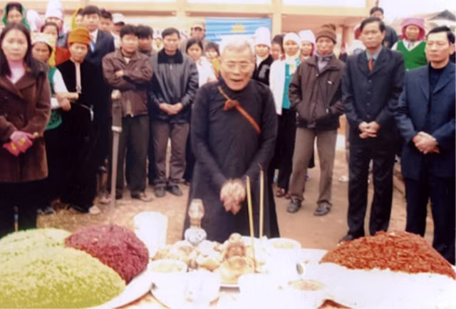 Hoả táng là tục lệ đã có từ ngàn xưa của người Thái Đen. Họ tin rằng khi thi hài được “tắm rửa” bằng lửa, linh hồn sẽ lên được mường trời, tiếp tục “sống” trong một thế giới khác.