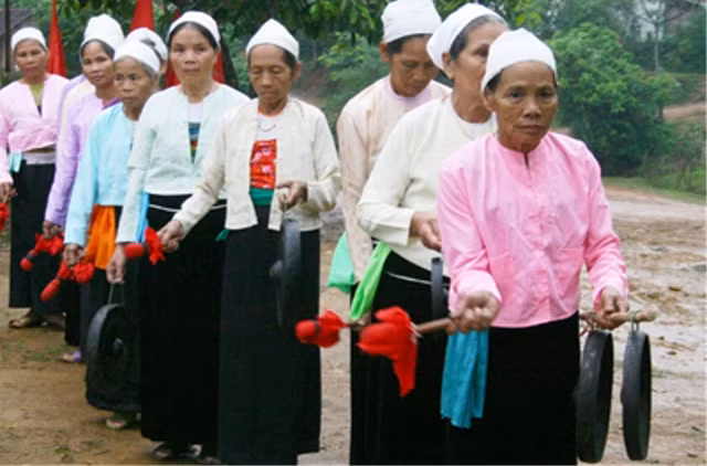 Tang lễ của người mường Bi gồm các nghi lễ diễn ra trong 12 ngày đêm nhằm mục đích làm cho linh hồn người quá cố đoạn tuyệt với thế giới người sống và gia nhập với thế giới người chết.