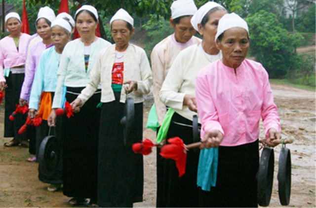 Tang lễ của người mường Bi gồm các nghi lễ diễn ra trong 12 ngày đêm nhằm mục đích làm cho linh hồn người quá cố đoạn tuyệt với thế giới người sống và gia nhập với thế giới người chết. Tang lễ của người mường Bi gồm các nghi lễ diễn ra trong 12 ngày đêm nhằm mục đích làm cho linh hồn người quá cố đoạn tuyệt với thế giới người sống và gia nhập với thế giới người chết.