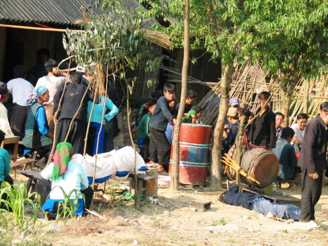 Khi một gia đình nào đó của đồng bào Tày - Nùng vùng núi cao phía Bắc có đám hiếu, đám ma… thì không cần ai nhắc, không cần ai bảo, mỗi người trong làng tự ý thức cần phải đóng góp để việc, bớt được gánh nặng về vật chất cho gia chủ. Người có của, người có công cứ vậy kéo đến giúp sức. Ai có gì mang nấy, có khi là con gà, chai rượu, đôi khi là yến gạo, chục trứng, người không có của thì góp công dựng rạp, bếp núc dọn dẹp, mượn đồ, xào nấu… Khi một gia đình nào đó của đồng bào Tày - Nùng vùng núi cao phía Bắc có đám hiếu, đám ma… thì không cần ai nhắc, không cần ai bảo, mỗi người trong làng tự ý thức cần phải đóng góp để việc, bớt được gánh nặng về vật chất cho gia chủ. Người có của, người có công cứ vậy kéo đến giúp sức. Ai có gì mang nấy, có khi là con gà, chai rượu, đôi khi là yến gạo, chục trứng, người không có của thì góp công dựng rạp, bếp núc dọn dẹp, mượn đồ, xào nấu…