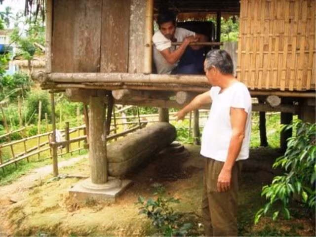 Một bộ phận người dân tộc xã Vạn Xuân, Thường Xuân (Thanh Hóa) từng có phong tục hỏa táng người chết. Xác chết được khâm liệm vào một chiếc quan tài gỗ và đưa lên "đồi đốt xác", sau đó người nhà sẽ châm lửa đốt. Đốt xác nhanh thì 3 ngày, chậm thì một tuần.