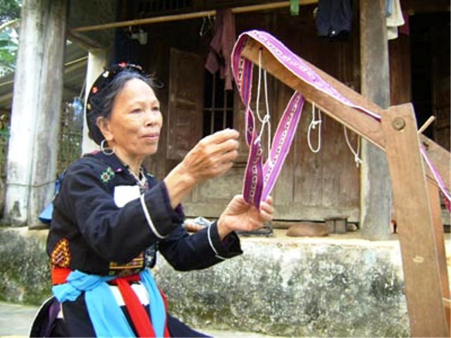 Lễ cấp nhà xe cho người chết của người Cao Lan: Con cháu của tang chủ cùng thầy cúng và các đạo tràng làm lễ tổ chức mua nhà xe (xe tang) và bàn giao nhà cho người chết. Lúc này nhà xe đã làm xong gia chủ phải chuẩn bị 2 mâm lễ, 1 mâm lễ chay gồm: gừng, trà, trầu cau; một mâm lễ mặn gồm: Thịt lợn, xôi, rượu. Lễ cấp nhà xe cho người chết của người Cao Lan: Con cháu của tang chủ cùng thầy cúng và các đạo tràng làm lễ tổ chức mua nhà xe (xe tang) và bàn giao nhà cho người chết. Lúc này nhà xe đã làm xong gia chủ phải chuẩn bị 2 mâm lễ, 1 mâm lễ chay gồm: gừng, trà, trầu cau; một mâm lễ mặn gồm: Thịt lợn, xôi, rượu.