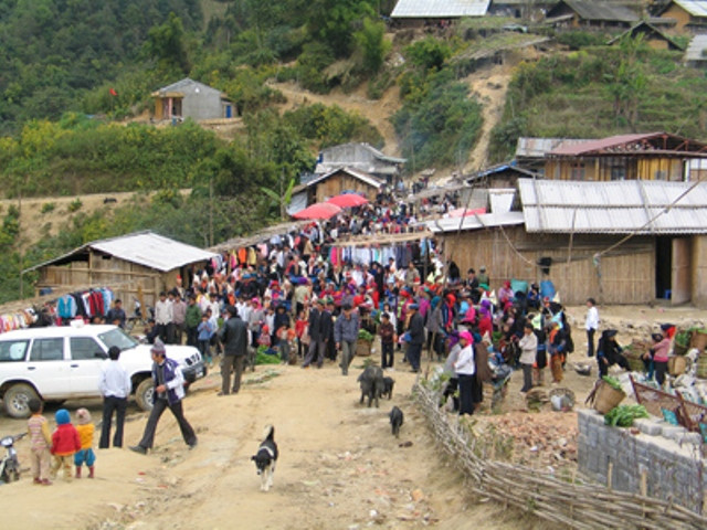 Chợ Sì Lờ Lầu họp vào ngày Chủ nhật hàng tuần, có lẽ nó quá xa xôi nên vẫn còn giữ được sắc màu ban sơ, mộc mạc của một phiên chợ vùng cao. Ở chợ Sì Lờ Lầu còn có cái thú là người dân Trung Quốc ở xã giáp biên, sang giao lưu buôn bán trực tiếp Chợ Sì Lờ Lầu họp vào ngày Chủ nhật hàng tuần, có lẽ nó quá xa xôi nên vẫn còn giữ được sắc màu ban sơ, mộc mạc của một phiên chợ vùng cao. Ở chợ Sì Lờ Lầu còn có cái thú là người dân Trung Quốc ở xã giáp biên, sang giao lưu buôn bán trực tiếp