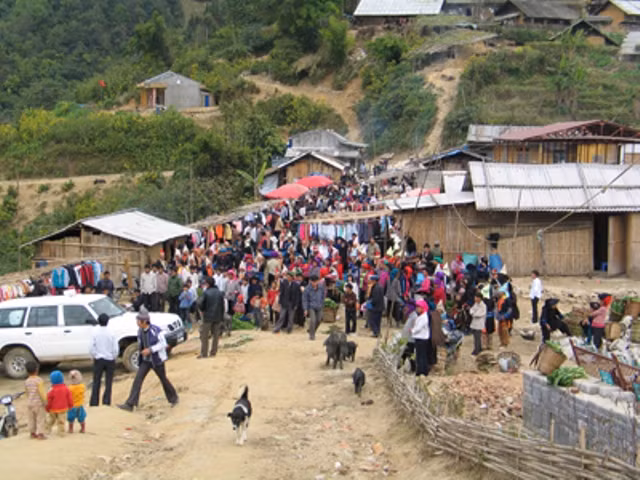 Chợ Sì Lờ Lầu họp vào ngày Chủ nhật hàng tuần, có lẽ nó quá xa xôi nên vẫn còn giữ được sắc màu ban sơ, mộc mạc của một phiên chợ vùng cao. Ở chợ Sì Lờ Lầu còn có cái thú là người dân Trung Quốc ở xã giáp biên, sang giao lưu buôn bán trực tiếp