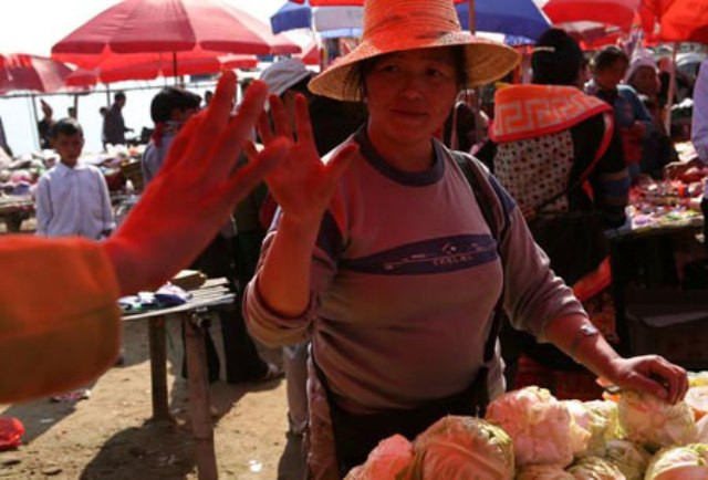 Mặc cả bằng tay với những người dân Trung Quốc sang chợ vùng biên Sì Sờ Lầu mua hàng Mặc cả bằng tay với những người dân Trung Quốc sang chợ vùng biên Sì Sờ Lầu mua hàng