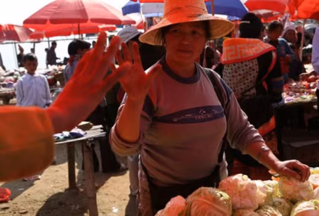 Mặc cả bằng tay với những người dân Trung Quốc sang chợ vùng biên Sì Sờ Lầu mua hàng