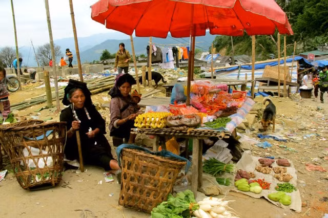 Với người Hà Nhì ở Ma Li Chải, người Dao ở Sì Lờ Lầu, Vàng Ma Chải phiên chợ này luôn như ngày hội, nơi không chỉ bán mua mà còn để gặp gỡ giao lưu