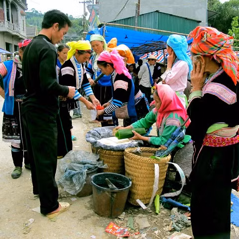 Hàng bán bột, có một loại bột trắng nhìn như bột mỳ và một loại bột đen như bánh gai