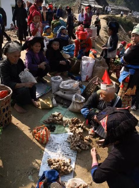 Một góc chợ của các cụ già bán hàng, trò chuyện