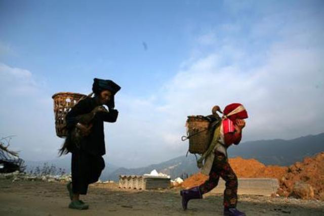 Đồng bào cõng hàng về bản sau phiên chợ Đồng bào cõng hàng về bản sau phiên chợ