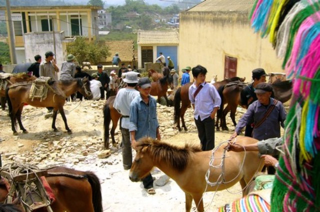 Gần trưa, phiên chợ vẫn chưa ngớt người