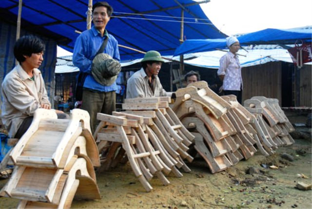 Kèm theo ngựa là "linh kiện" cũng được bày bán như khung yên cương.