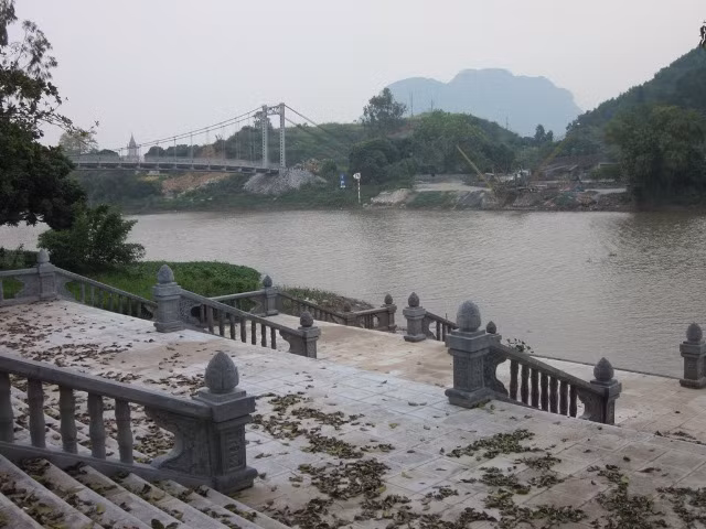 Từ chùa Bà Đanh nhìn ra cầu Cấm Sơn. Nếu tính theo đường chim bay, chùa Bà Đanh chỉ cách quốc lộ 21B khoảng 400m