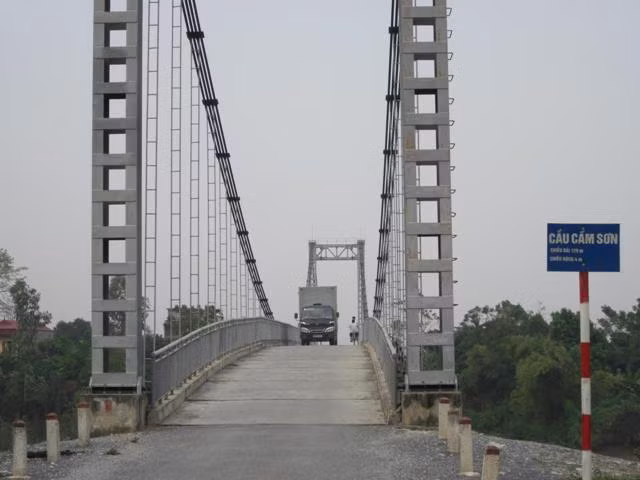 Từ ngã 3 Hồng Phú, thành phố Phủ Lý (Hà Nam), nếu du khách đi theo quốc 21B thì đúng 10km, còn nếu lãng mạn hơn để ngắm cảnh sông nước thì ngồi thuyền du lịch theo đường sông khoảng chừng 8km sẽ đưa du khách đến một điểm tham quan nổi tiếng. Đó là chùa Bà Đanh.