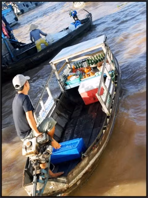 Cũng giống như trên bờ, ở chợ nổi không chỉ có hàng trái cây mà còn có cả những chiếc thuyền, ghe chở hủ tiếu, cà phê, thuốc lá, bia, tạp phẩm... phục vụ cho những tiểu thương trên sông. Những "tài xế" này điêu luyện tới mức có thể dùng chân điều khiển ghe len lỏi khắp nơi phục vụ khách có nhu cầu Cũng giống như trên bờ, ở chợ nổi không chỉ có hàng trái cây mà còn có cả những chiếc thuyền, ghe chở hủ tiếu, cà phê, thuốc lá, bia, tạp phẩm... phục vụ cho những tiểu thương trên sông. Những "tài xế" này điêu luyện tới mức có thể dùng chân điều khiển ghe len lỏi khắp nơi phục vụ khách có nhu cầu