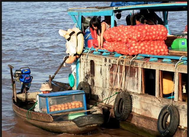 Bánh mì nóng được rao bán từ sáng sớm Bánh mì nóng được rao bán từ sáng sớm