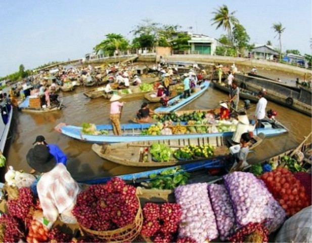 Ngoài mặt hàng chủ lực là các loại hàng nông sản thực phẩm tươi sống và hàng tiêu dùng, chợ nổi còn có đủ dịch vụ từ sửa máy, sửa cân, ghe bán xăng dầu, đến những hàng bách hóa như quần áo, hóa mỹ phẩm, mắm muối, thuốc tây, bánh kẹo... Các xuồng dịch vụ thường nhỏ gọn, len lỏi rất thiện nghệ, áp mạn từng ghe có nhu cầu. Nói chung, mặt hàng nào ở phố chợ có thì chợ nổi cũng có Ngoài mặt hàng chủ lực là các loại hàng nông sản thực phẩm tươi sống và hàng tiêu dùng, chợ nổi còn có đủ dịch vụ từ sửa máy, sửa cân, ghe bán xăng dầu, đến những hàng bách hóa như quần áo, hóa mỹ phẩm, mắm muối, thuốc tây, bánh kẹo... Các xuồng dịch vụ thường nhỏ gọn, len lỏi rất thiện nghệ, áp mạn từng ghe có nhu cầu. Nói chung, mặt hàng nào ở phố chợ có thì chợ nổi cũng có