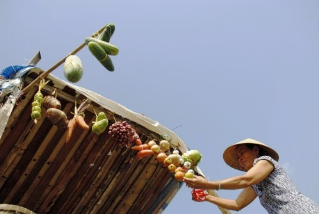 Do không thể rao hàng nên người dân nơi đây nghĩ ra một cách "quảng cáo" rất hiệu quả và dễ thấy. Trên mỗi thuyền, người ta cắm một chiếc sào cao, treo tất cả hàng hóa muốn bán lên đó và gọi là treo bẹo. Do đó, từ xa, người mua có thể nhận ra thuyền chở loại hàng mình cần và tấp tới nhập hàng Do không thể rao hàng nên người dân nơi đây nghĩ ra một cách "quảng cáo" rất hiệu quả và dễ thấy. Trên mỗi thuyền, người ta cắm một chiếc sào cao, treo tất cả hàng hóa muốn bán lên đó và gọi là treo bẹo. Do đó, từ xa, người mua có thể nhận ra thuyền chở loại hàng mình cần và tấp tới nhập hàng